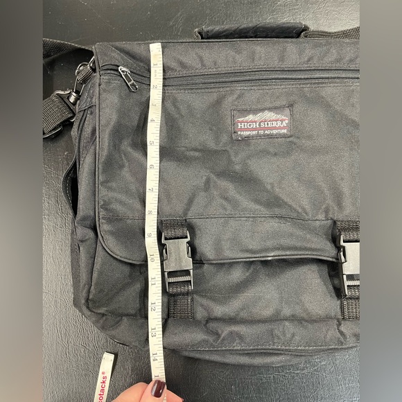 High Sierra Passport to Adventure laptop/messenger bag - Picture 3 of 10